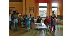 Vorschulkinder in der „Galerie“ von Stadtpfarrer Kowal (Foto: Karl-Franz Thiede)